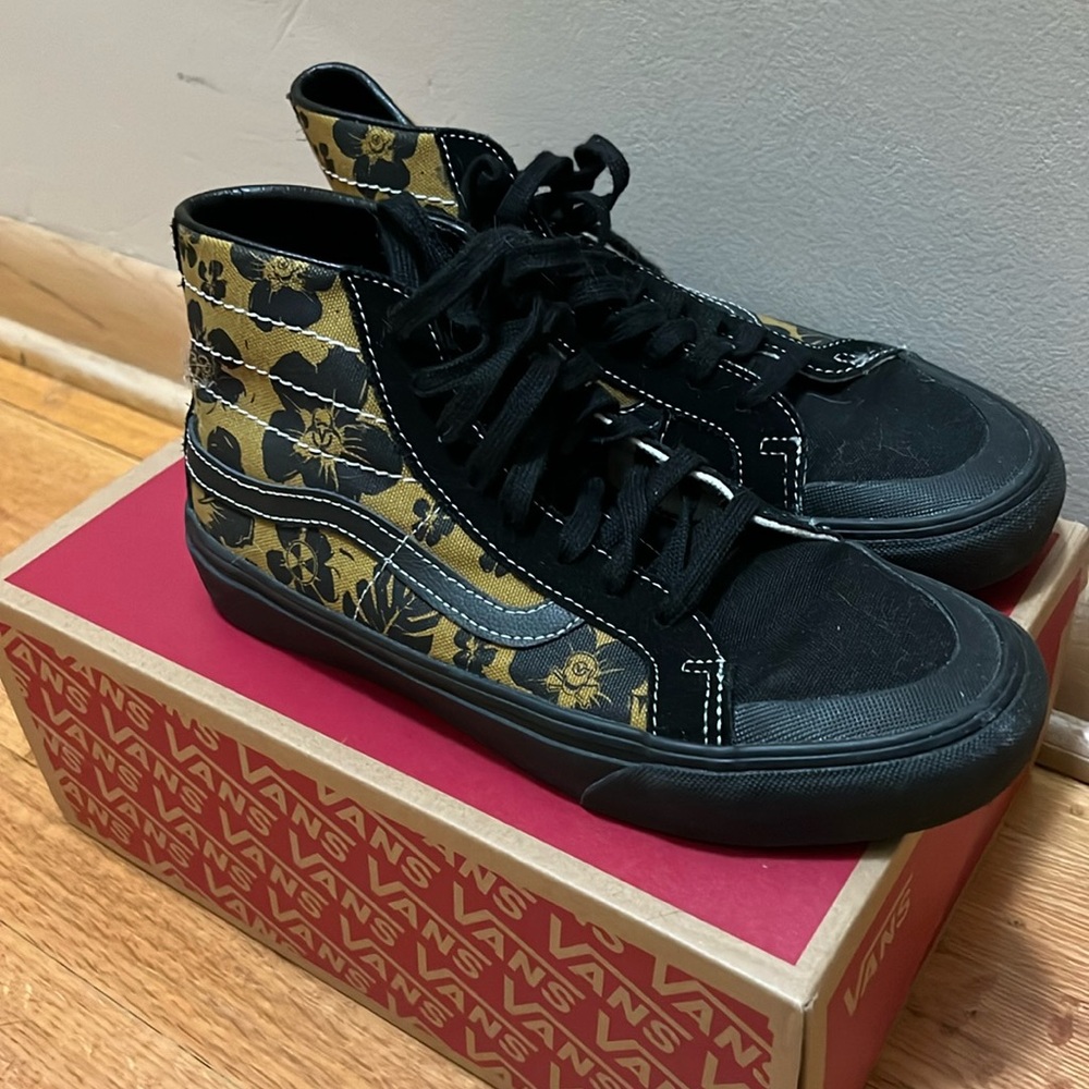 Vans Decon Dark Aloha SK8 hi. Size men’s 7.0, women’s 8.5.